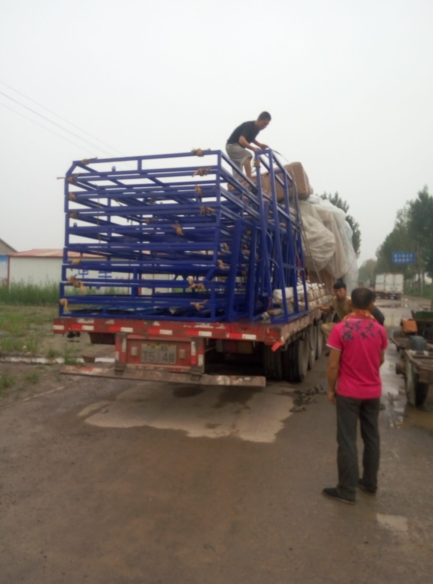 學(xué)校跳高海綿包以及海綿包防護棚裝車中